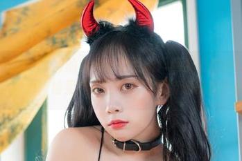 今天Dami(퀸다미)的女仆套图更新！网友们都在讨论她的工作能力，结果我只在想她的服装选得真不错。