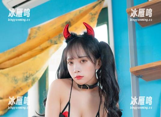今天Dami(퀸다미)的女仆套图更新！网友们都在讨论她的工作能力，结果我只在想她的服装选得真不错。