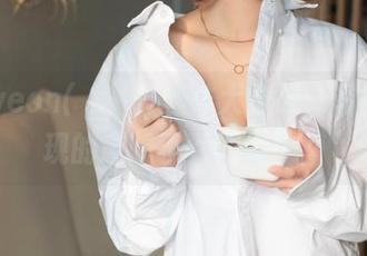Hyoyeon(김효연)丝袜大作战：写真中出现的意想不到的细节。
