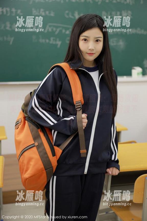 MFStar模范学院 - 最新图集：晒着欧阳美萱，海浪拍打，结果我被水溅的狼狈不堪…