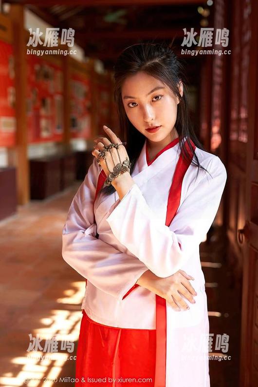 MiiTao蜜桃社 - 超清晰蜜蕊Mary黑白作品：看呐，这里有图包在等你
