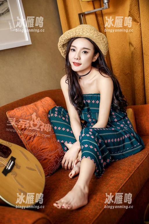 TouTiao头条女神 - 仔细观看，尹菲的私房写真透着一丝清纯的疯狂。