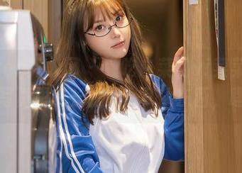 Xiuren秀人网 - “吃白菜的vi菜菜”的在线写真里，长腿和...其他东西，嘿嘿。