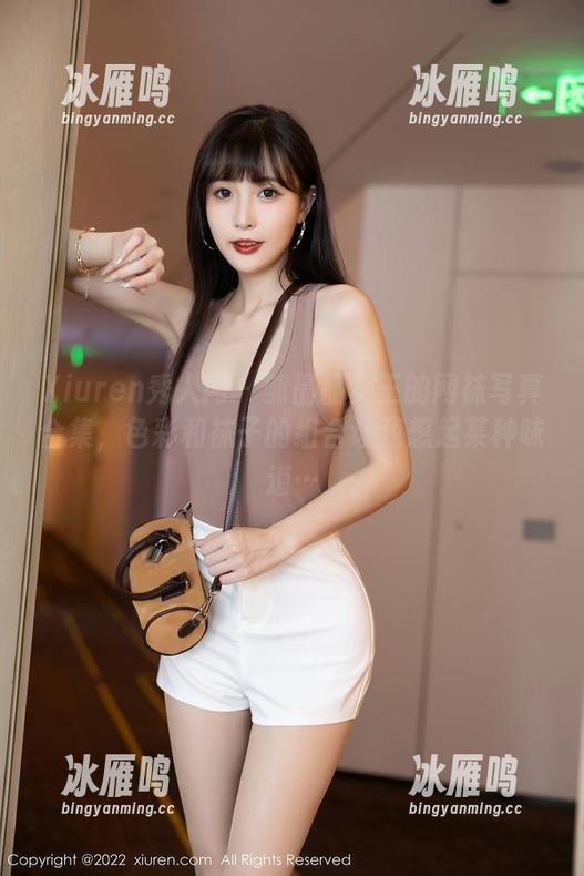 Xiuren秀人网 - 邹晶晶女王的网袜写真合集，色彩和袜子的组合让我想起某种味道…