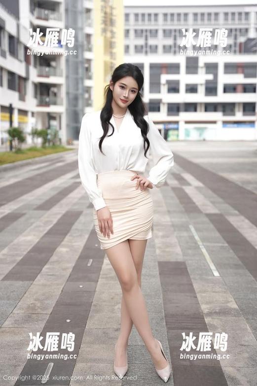 Xiuren秀人网 - 步履轻盈，黄乐然的裸足写真恰似无声的诗篇