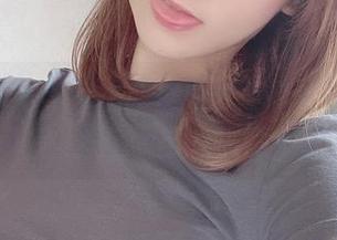 在网盘中，けん研(けんけん)白色的写真像一首无声的摇滚。