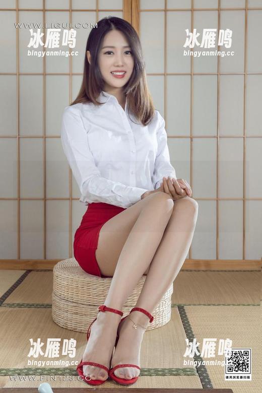 丽柜 - 这次的原图，佳怡的瑜伽姿态竟让我羡慕得想买个瑜伽垫，但恰巧我的沙发也蛮适合的！