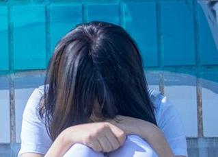 在今汐的白丝写真里，感觉时间仿佛也被拉长了嘛。