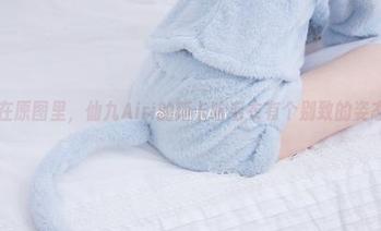 在原图里，仙九Airi的斯卡哈毛衣有个别致的姿态