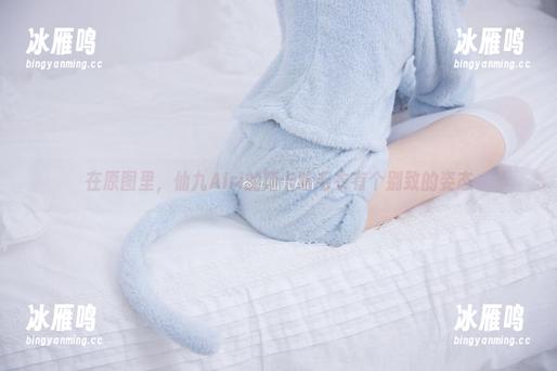 在原图里，仙九Airi的斯卡哈毛衣有个别致的姿态