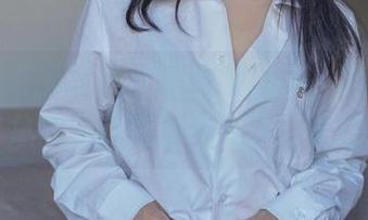 在线揭开兔玩映画的校服白丝，原图的细节总让我想起那年青涩的岁月。