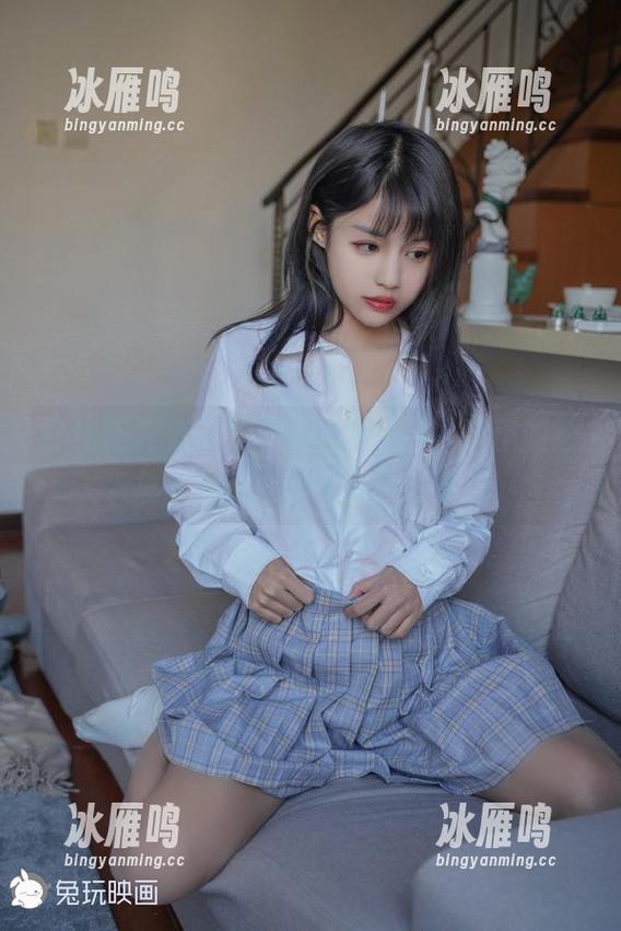 在线揭开兔玩映画的校服白丝，原图的细节总让我想起那年青涩的岁月。