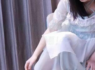 初夏女神 - 依依的白裙写真，连风都在暗自羡慕！