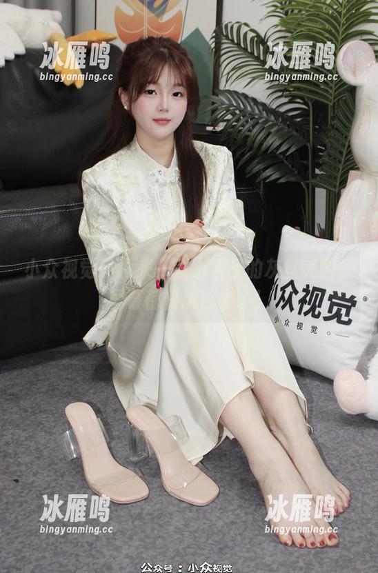 小众视觉 - 再来一张小薯条的灰丝美图，屏幕都快烧起来了！
