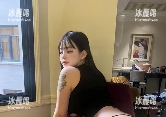 微密圈 - 作品中的小优优子，穿上粉色吊带裙，仿佛在呼唤春天的气息。