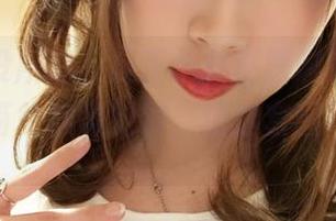 吊带？没所谓，反正小女巫露娜就是有本事，把简单穿得别致，精选套图等你来瞧。