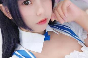 注意！小野妹子w又更新美图了，姐姐的姿态好像在偷偷说些什么。
