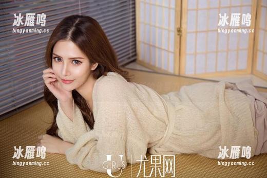 尤果网 - 研依的美脚，开创了新的分享方式，难以淡定！