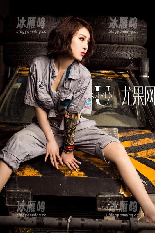 尤果网 - 看到青树女孩的写真集更新，非常有趣，像是在大树下偷听她的心声。