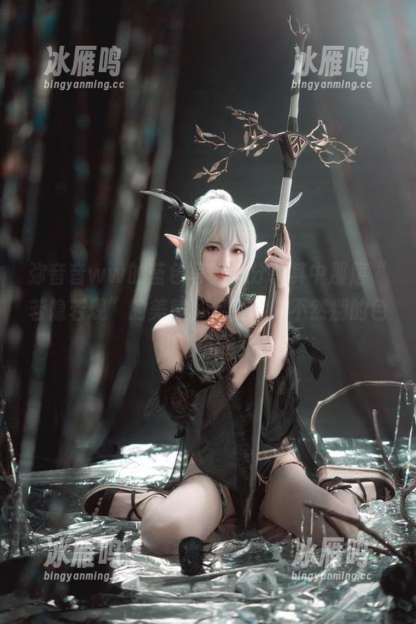 弥音音ww的蓝色写真，分享其中那层“若隐若现”的美感，保密哦，不然别的色影响我了！