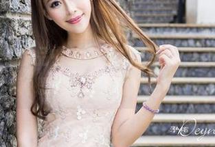推女神 - 作品中的王乔恩Abby与蕾丝，那种暧昧又让人想入非非…