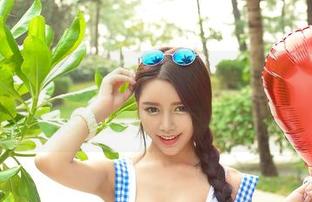 推女神 - 最新原图！不小心发现，魏扭扭的长腿怎么比我的身高还高啊？