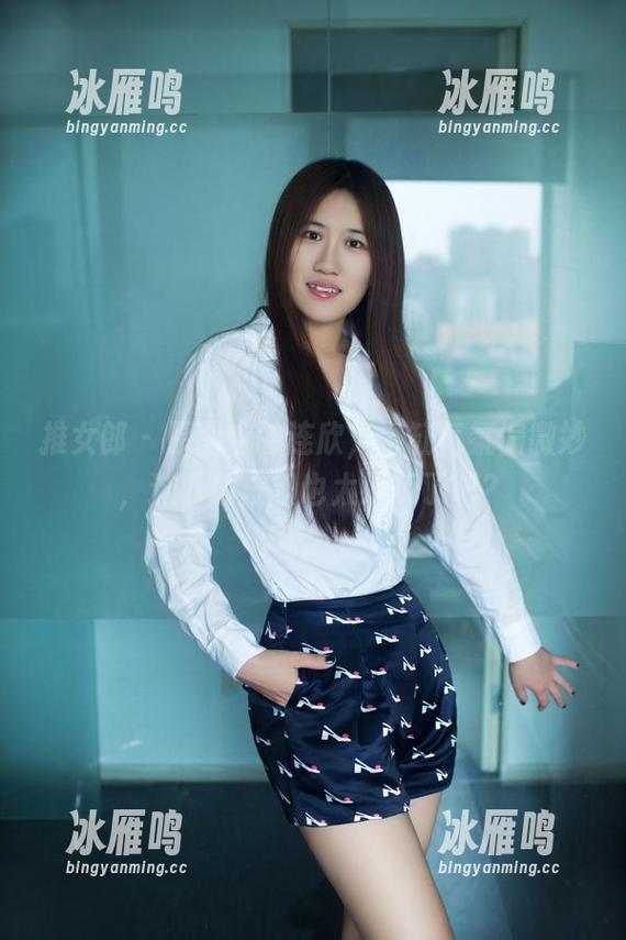 推女郎 - 原图中的连欣，浴缸气氛偏微妙，这下载按钮也太好玩了吧？
