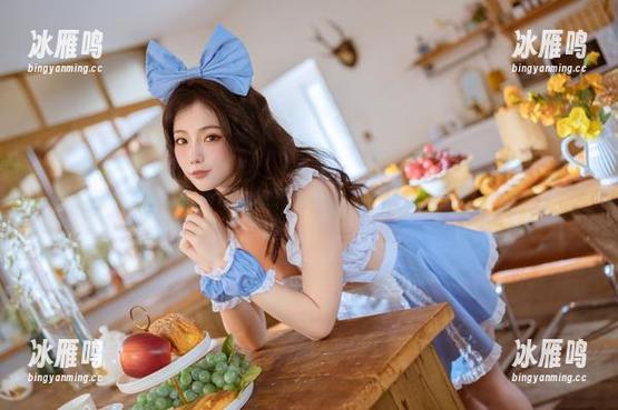 街拍学妹：桃良阿宅写真集中的精选“阳光下的迷惘”