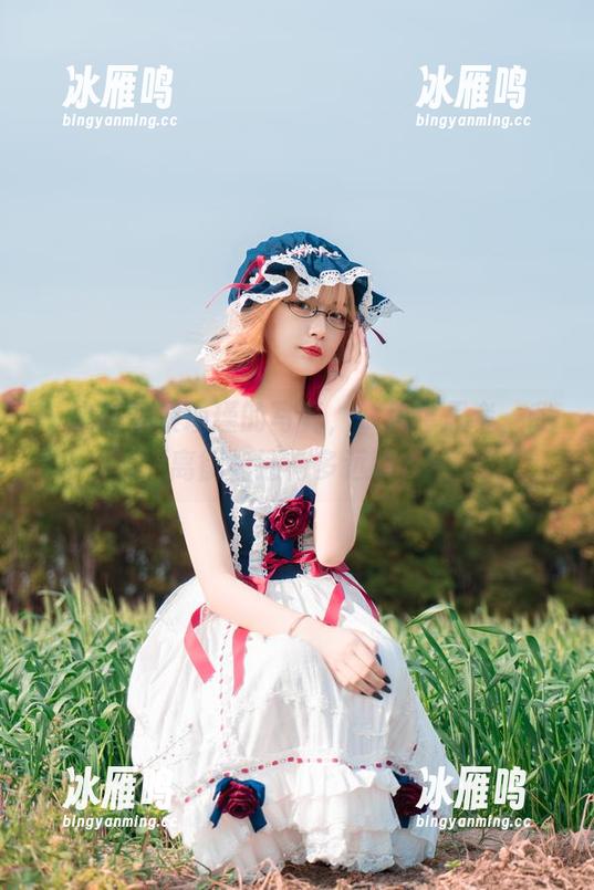 一边在看梨瑾瑾的写真，一边也思考，我离御姐还有多远呢？