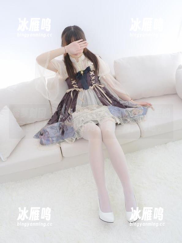 森萝财团 - 精选小梓教室写真：课本里的字都变好看了，但她才是主角，啊哈。