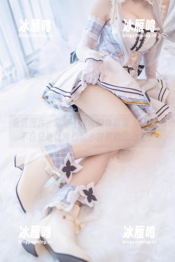 看这图片，流年不停w的体操服，诡异又不自觉地让我想起小时候的运动会。