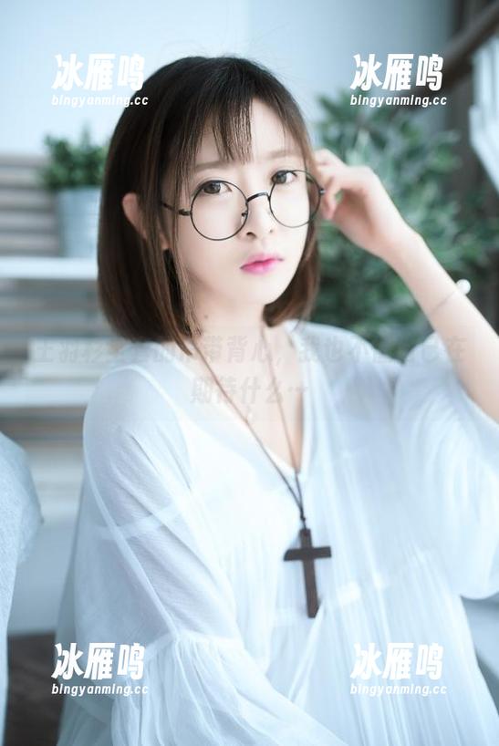 王羽杉全套的吊带背心，我也不懂自己在期待什么…
