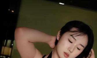 微密圈 - 瑜瑾u的夏日私拍合集：在泳池里的我跟陆上模特之间究竟相差多少度呢？