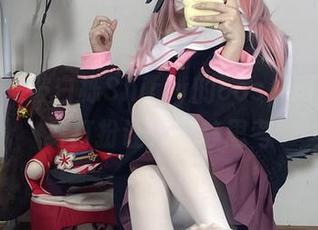 更新了一波白栎Shirly的cos，珂莱塔这身打扮让人安静思考