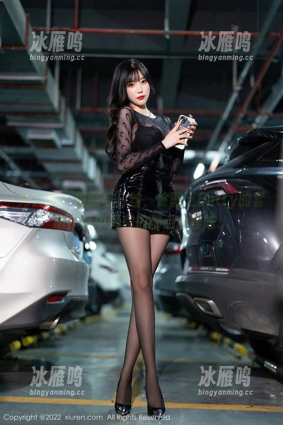 秀人网 - 棉绸与白丝，徐莉芝Botty的套图作品中透露的那点小暧昧。