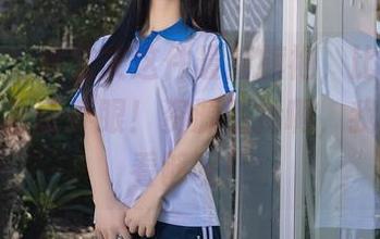 秀人网 - 林文文这件最新旗袍，比我二姨家的阳台还养眼！资源别抢啊，我都还没看够呢！