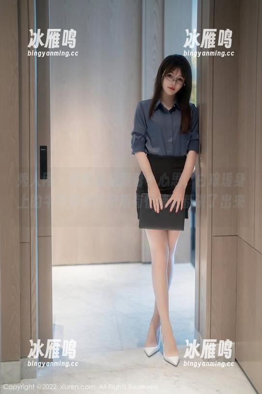 秀人网-白琮瑗 秀人网 - 套图总是藏着小心思,白琮瑗身上的牛仔裤似乎把所有悄悄话都讲了出来。