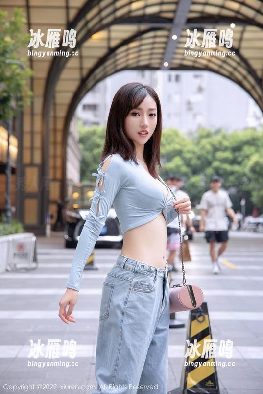 秀人网 - 草莓zz私藏的吊带款，原图太养眼，壁纸测试收到了