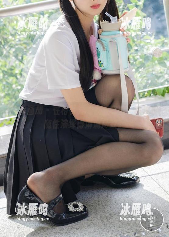 稚乖画册 - 性格各异的校服写真，夜夜把随性演绎得淋漓尽致。