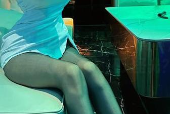 微密圈 - 脸红Dearie的校服写真，果然不走寻常路，居然还无圣光？