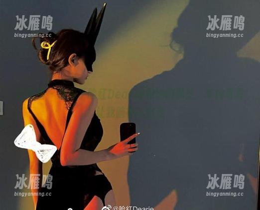 微密圈 - 撞见了脸红Dearie和她的黑丝，车内写真让我脑补一出戏
