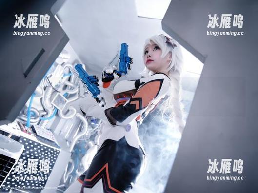 菠萝社 - 精选油亮画面的王语纯：我怀疑你是超级滑板高手