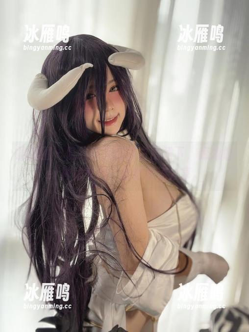 微密圈 - 隐约可见的蓝白围裙下，葱油饼er神秘莫测，原图高清分享。