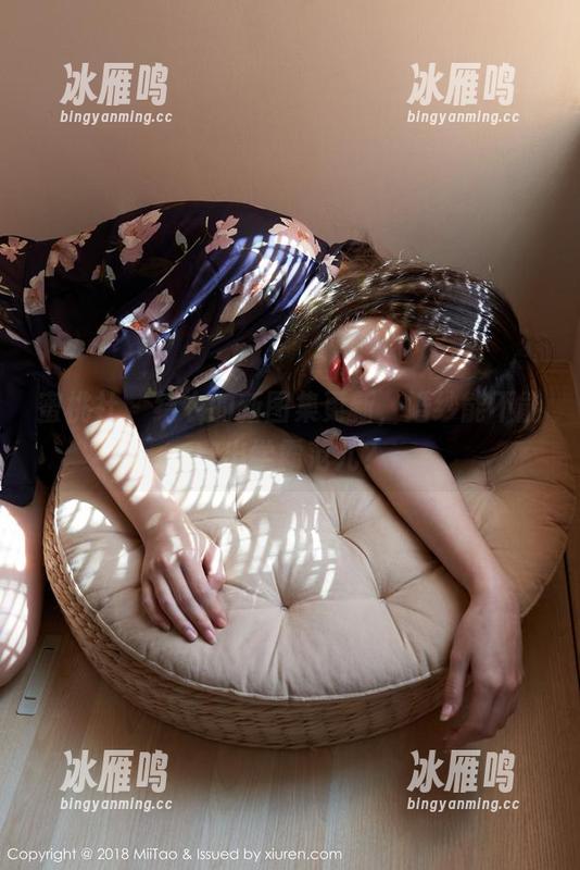 蜜桃社 - 结衣的新图集更新，婚纱能不能穿出学霸范儿？