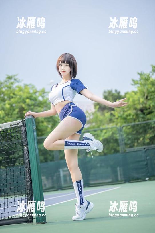“蜜汁猫裘”的在线写真，制服妥妥的增添魅惑感