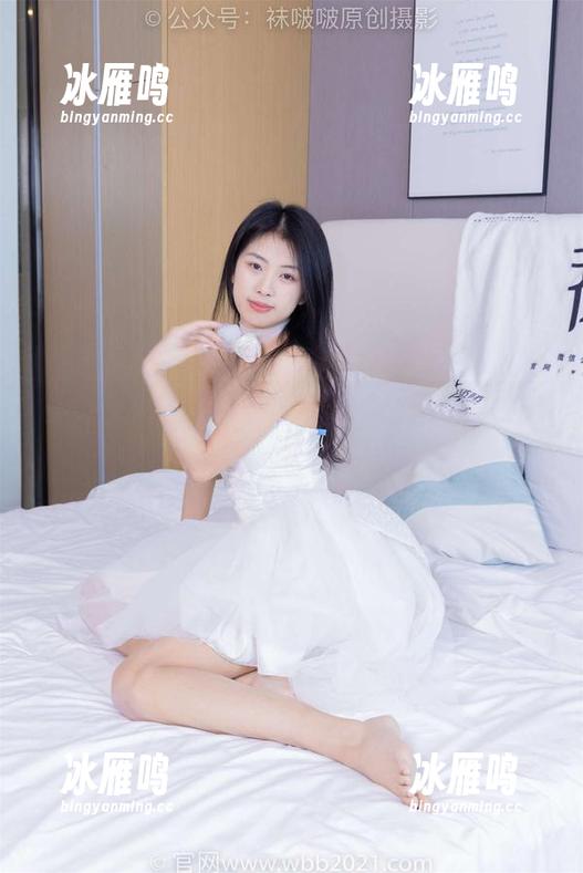 袜啵啵-稚予 袜啵啵 - 稚予的黑丝吊带,轻轻一拂,就染上壁纸的色彩