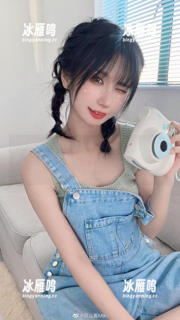 贝儿酱Miki 别理我,我就在这儿看贝儿酱Miki奶牛合集,想把所有壁纸都下载,充满了少女心,叹息