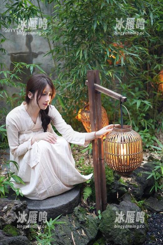 微密圈 - 酒红色的定制写真，轩子巨二兔：瞧这魅惑，让人想起那个谁……