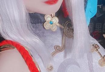 在雪猫镜头下的吉他妹妹，美图里的每个角度都有点儿俏皮