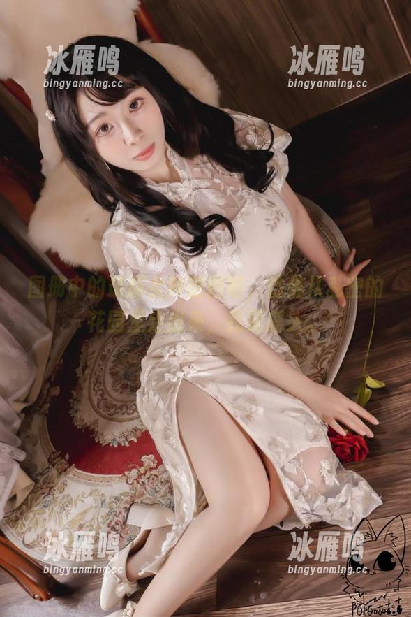 图册中的最新女神韶陌陌，仿佛从私密的花园里走出来，我摇摇头。